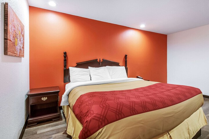 1 King Bed (1 of 8)