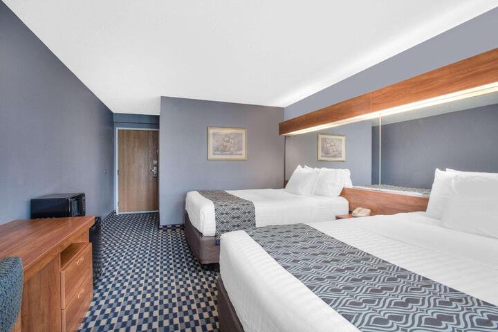 2 Queen Beds (6 of 18)