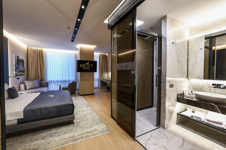 Room 33 of 80
