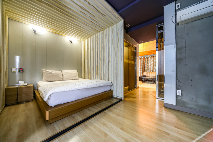 Room 42 of 170