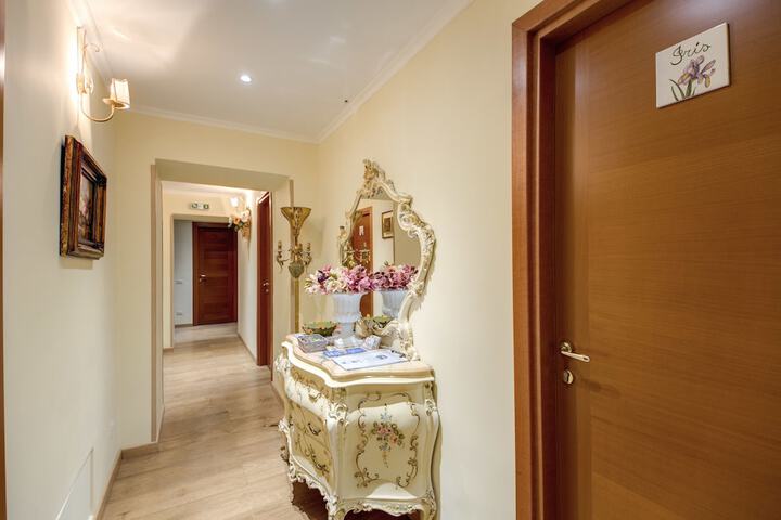 Ballroom/Hall 34 of 42