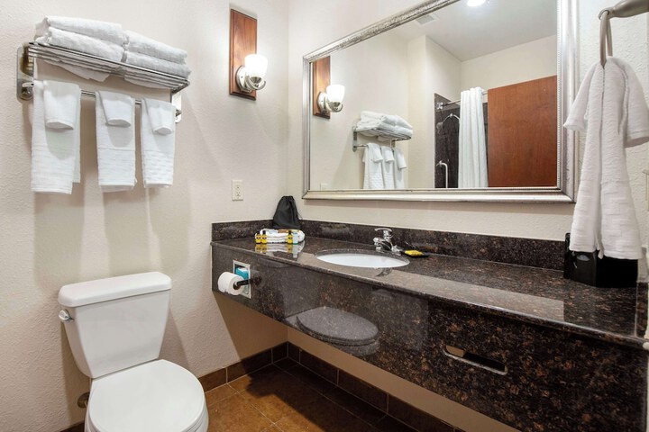 2 Queen Beds High Speed Internet Accessible Microwave and Refrigerator Flat Screen Television Desk Full Breakfast (7 of 10)