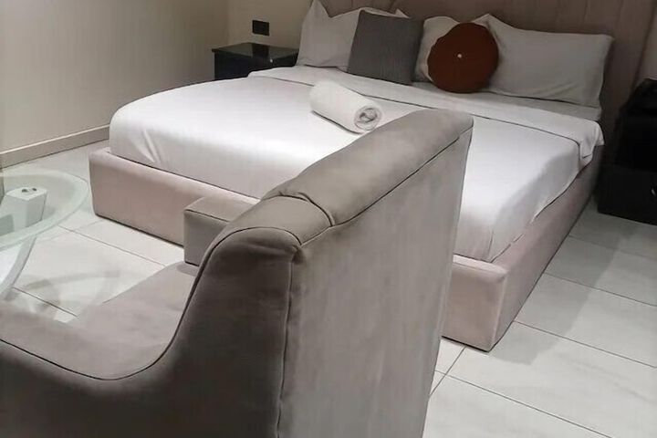 Room 10 of 18