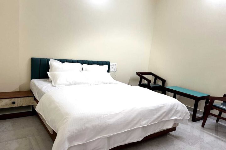 Room 4 of 17