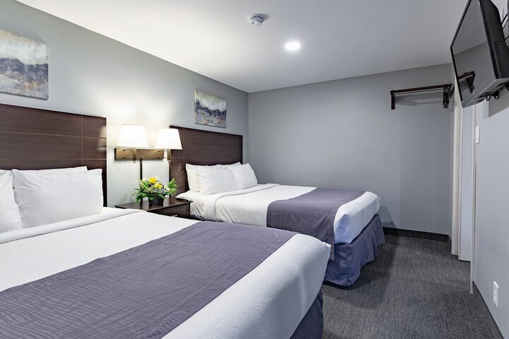 Deluxe Queen Bed (6 of 24)
