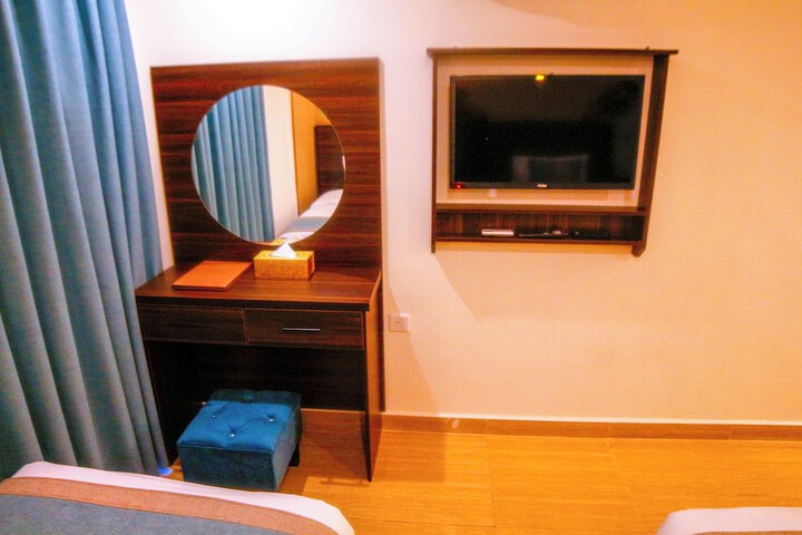 Room 8 of 14