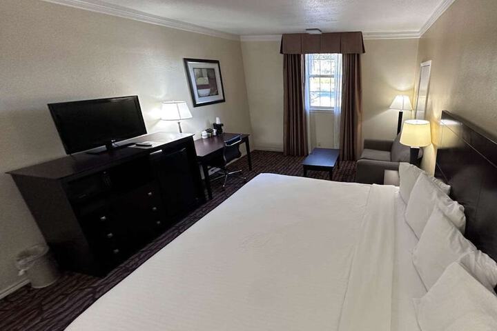 1 King Bed (1 of 6)