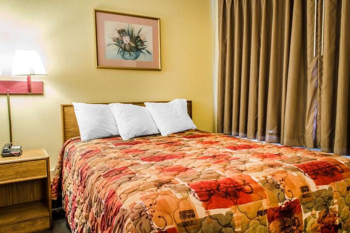 1 King Bed (9 of 18)