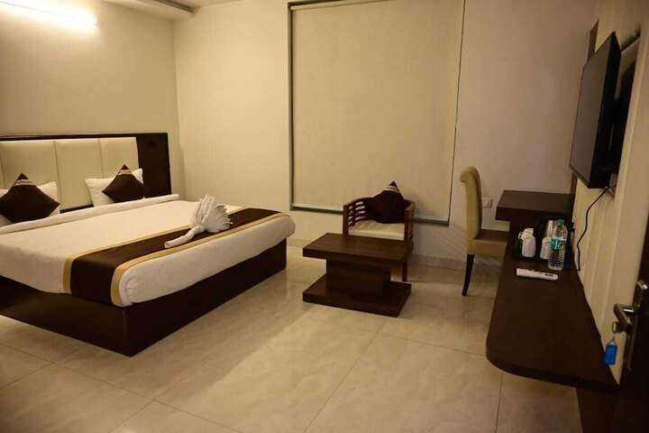 Room 5 of 9