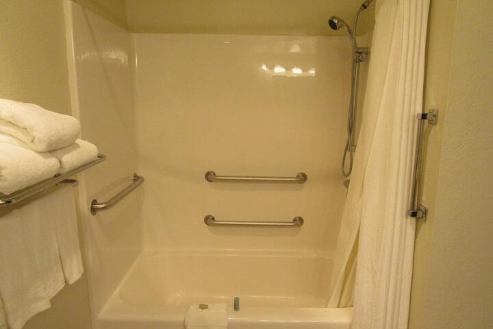 1 King Accessible Bathtub Microwave, Refrigerator WiFi Full Breakfast (3 of 18)