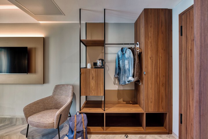 Room 6 of 33