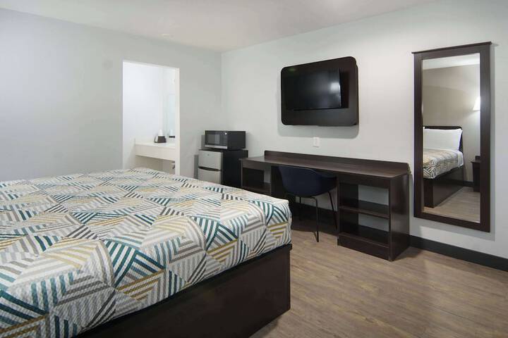 1 King Bed (8 of 8)