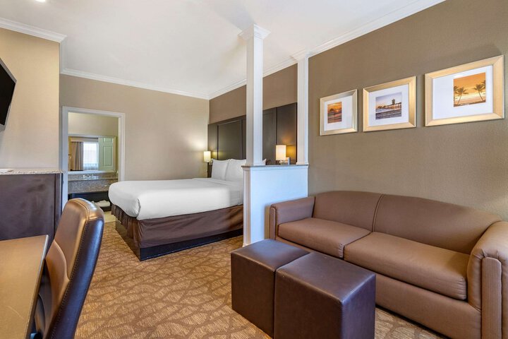 King Suite with Sofa Bed (14 of 17)