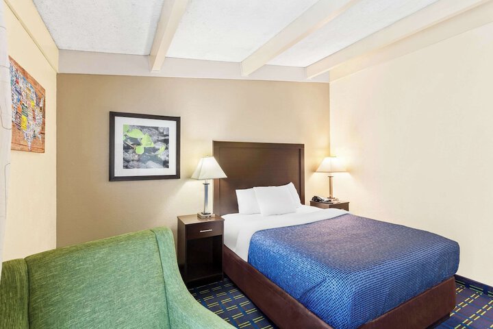 1 Queen Bed (3 of 12)