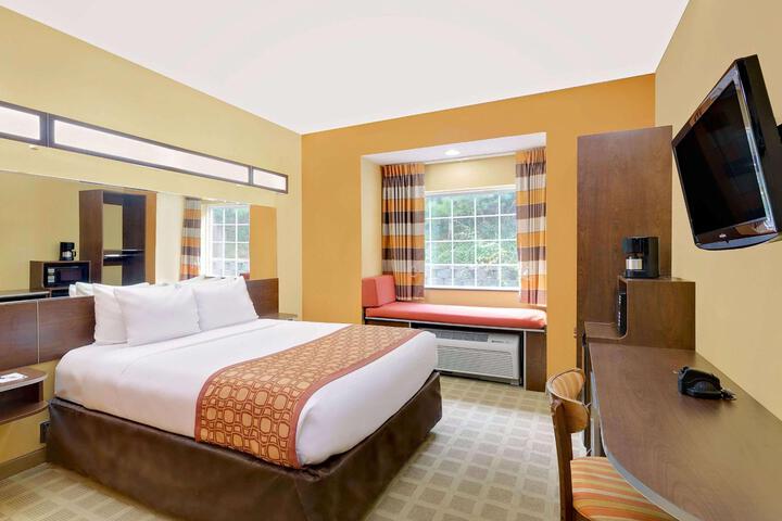 1 Queen Bed (15 of 18)