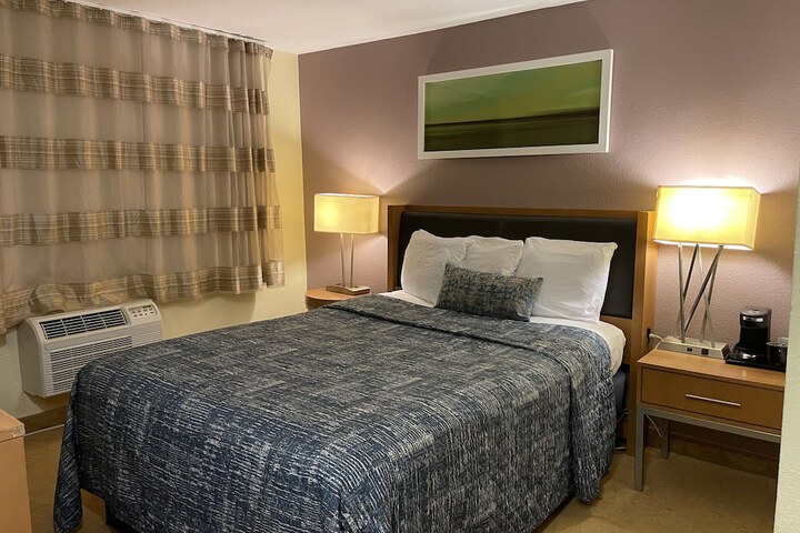 Standard Double Bed (3 of 16)