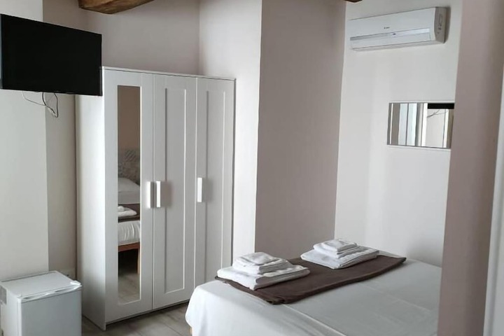 Room 2 of 41