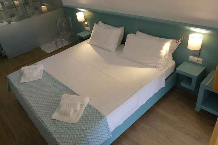 Room 6 of 32