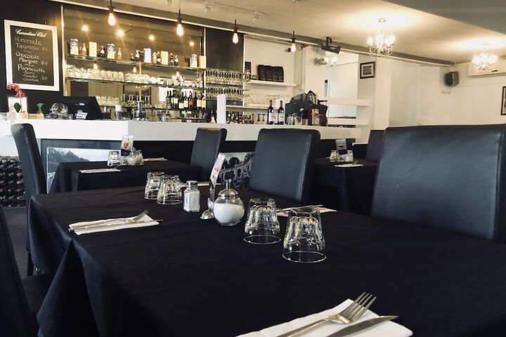 Dining 31 of 33