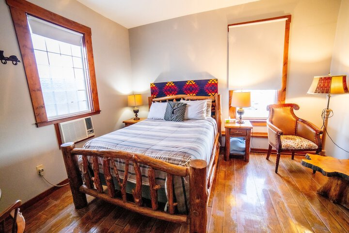 Lodge Premium Cabin Queen Bed (32 of 79)