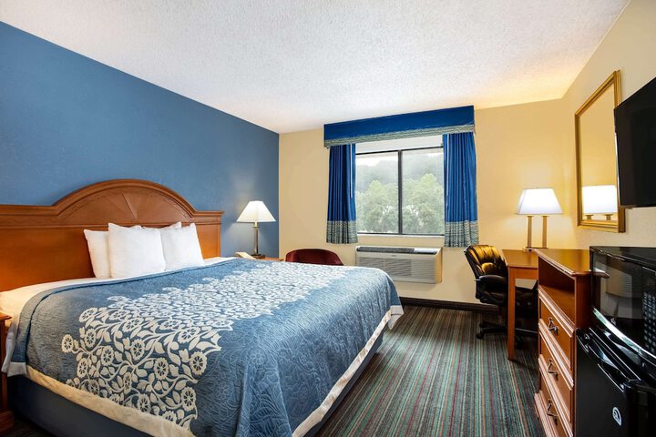 1 King Bed (8 of 16)