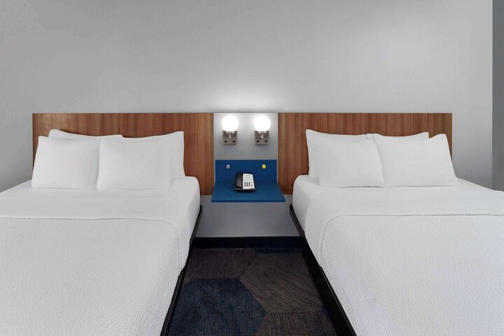1 Queen Bed (8 of 20)