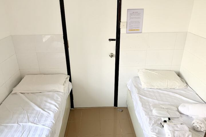 Room 2 of 31