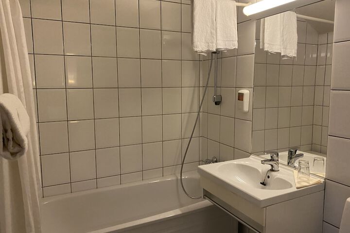Room 140 of 209