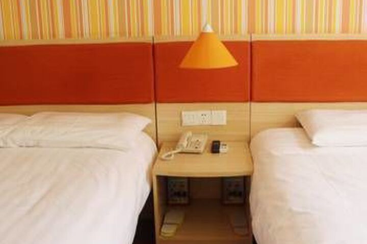 Room 6 of 8