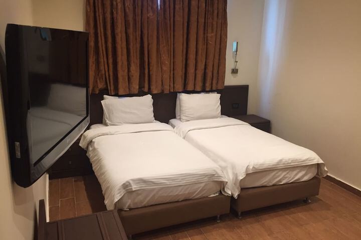 Room 7 of 16