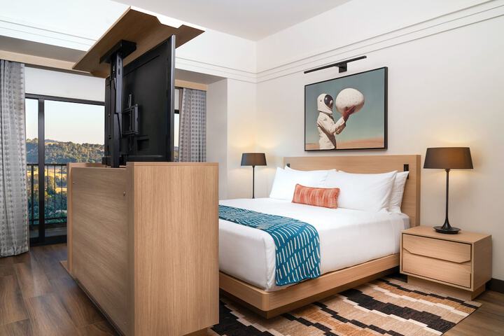 1 King Bed Balcony (10 of 14)