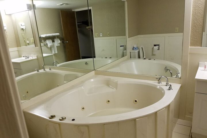 Deep soaking bathtub