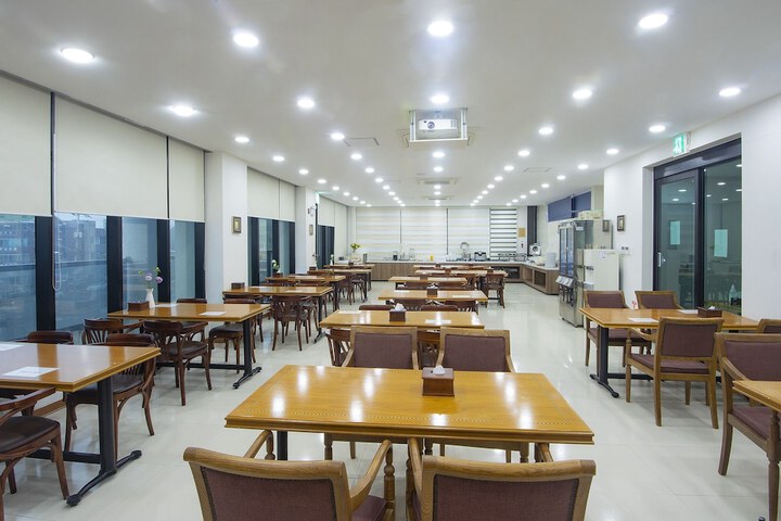 Dining 27 of 45