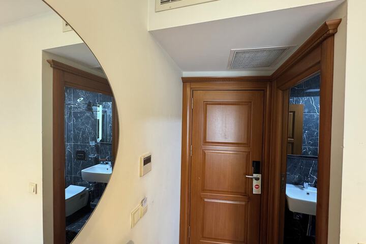 Room 13 of 19