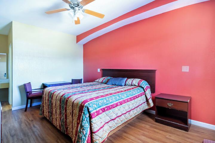 1 King Bed (5 of 7)
