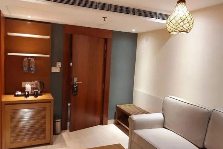 Room 9 of 12