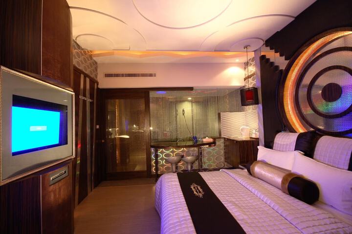 Room 10 of 33