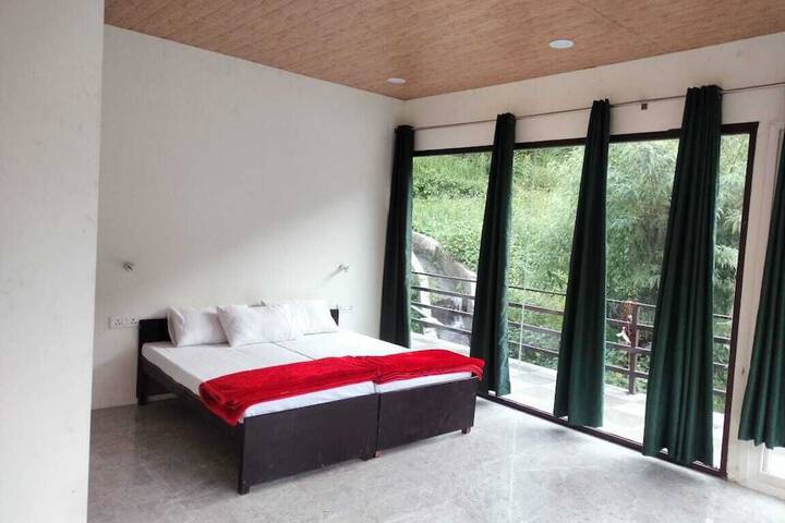 Room 7 of 12