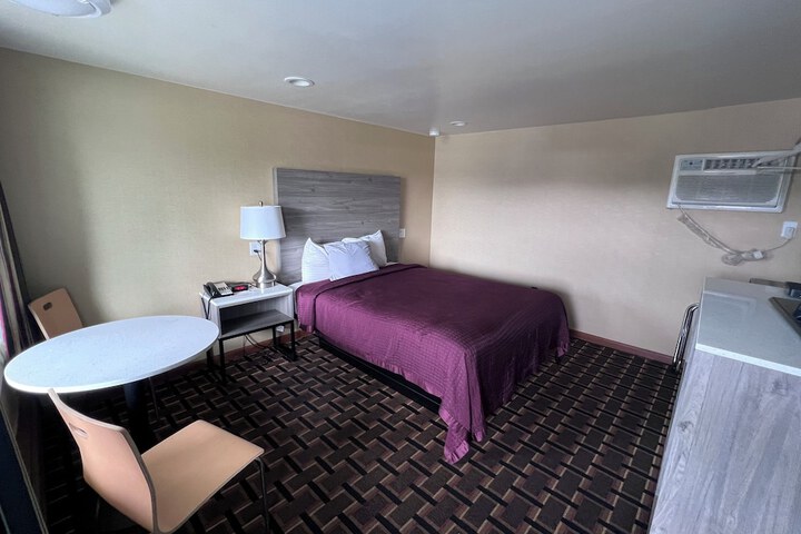 1 Queen Bed (14 of 18)