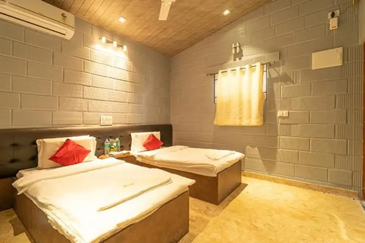 Room 6 of 18