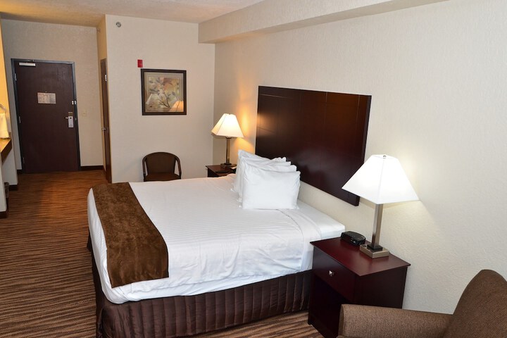 1 King Bed Accessible (12 of 23)