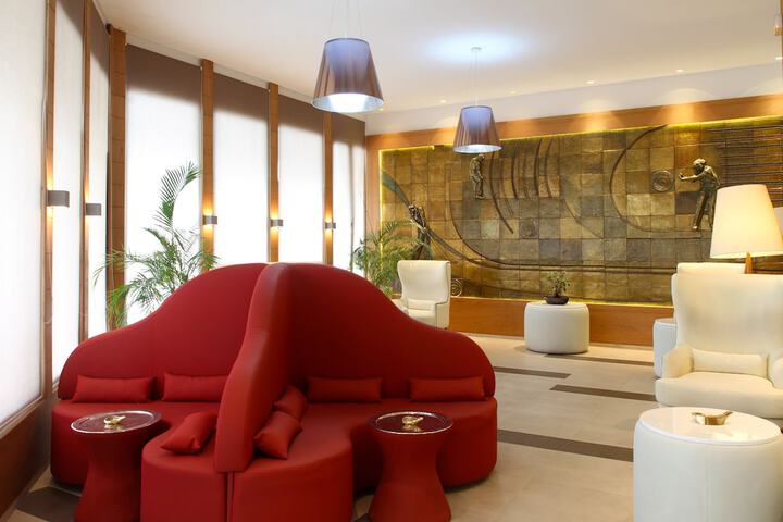 Entrance & Lobby