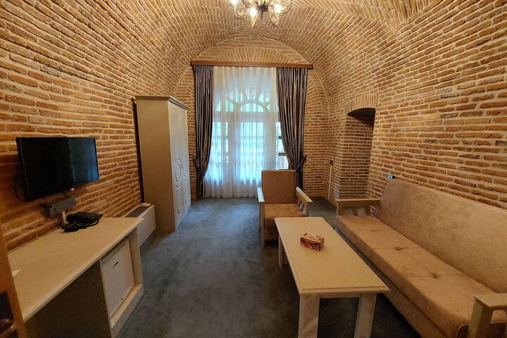 Room 6 of 16
