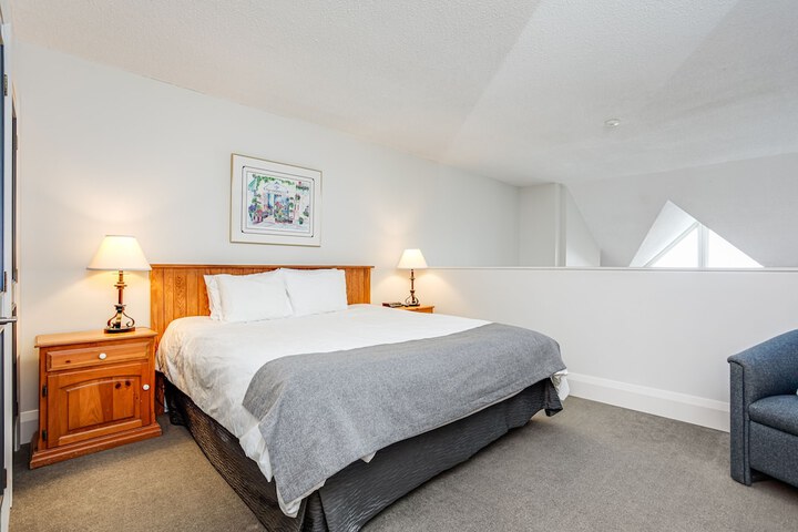 Room 348 of 402