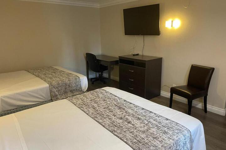 2 Queen Beds (6 of 10)