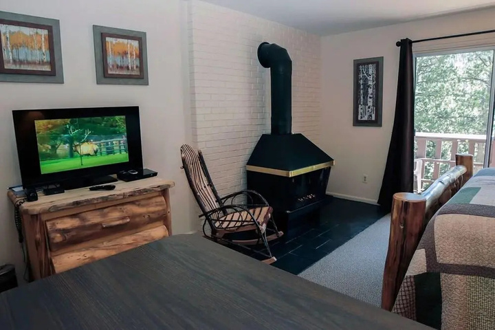 Room 4 of 9