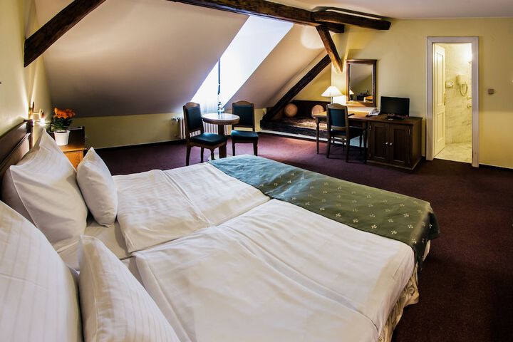 Room 15 of 90