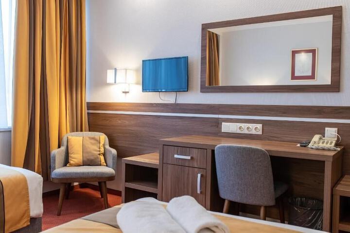 Room 2 of 44