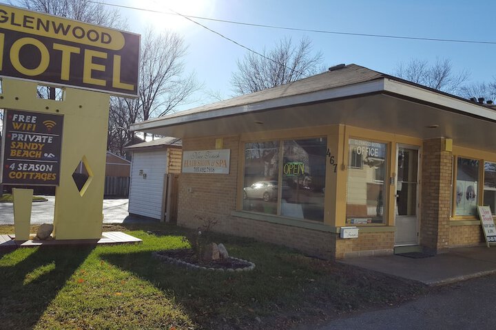 Exterior of Glenwood Motel and Cottages