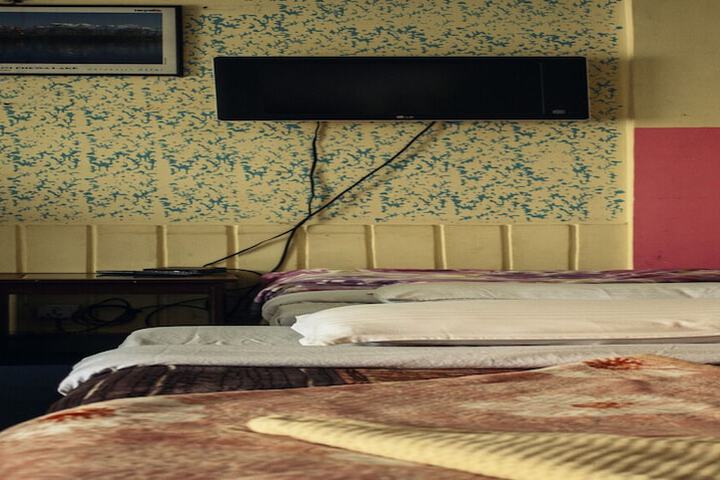 Room 5 of 9